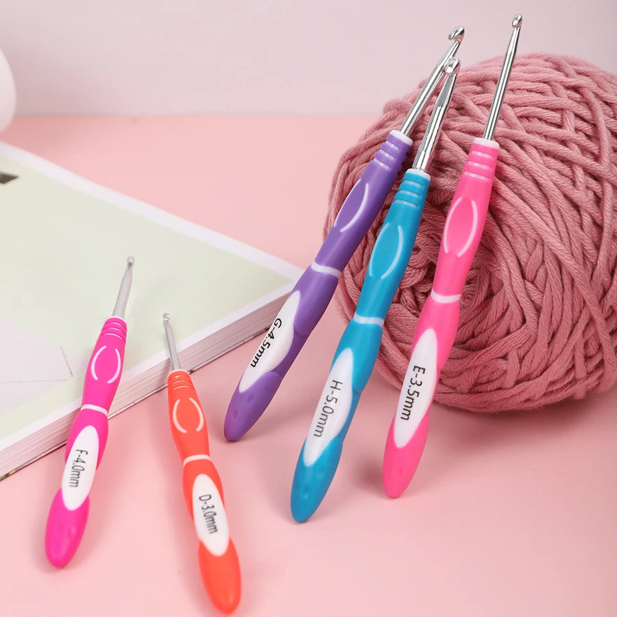 Crochet Hooks, Aluminum with Soft TPR Handles for Sweaters & Scarves