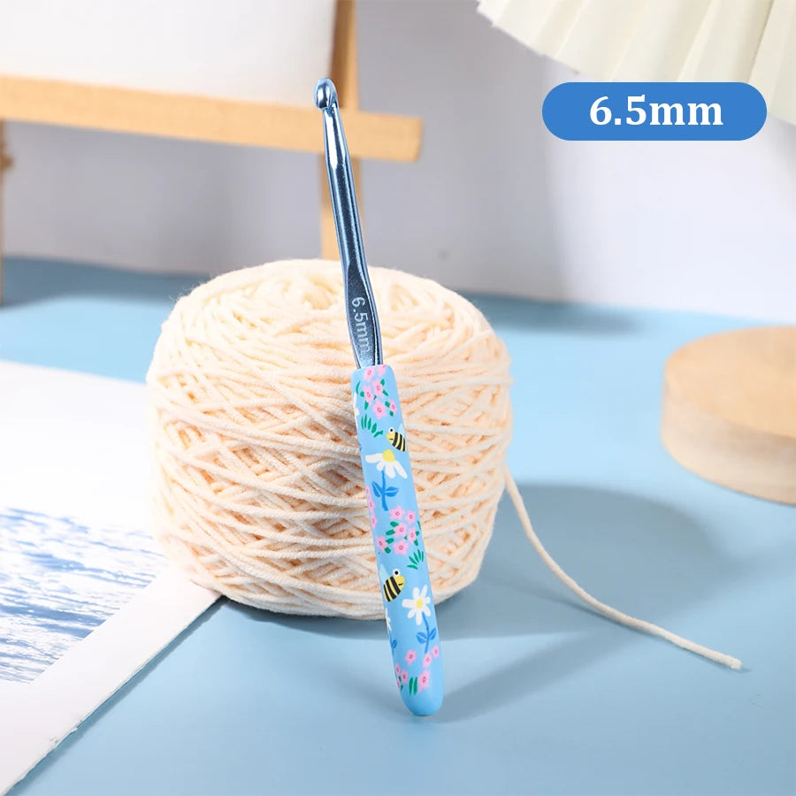 Crochet Hook, Bee Print Handle for Beginners & Handmade Yarn Projects